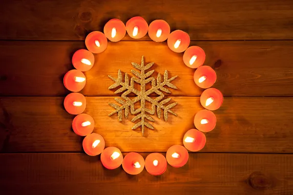 Рождественские свечи кружатся над деревом и символом — стоковое фото