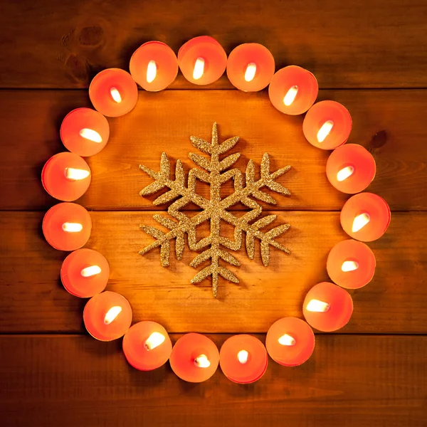 Свічки Ширстмас кружляють над деревом і символом — стокове фото