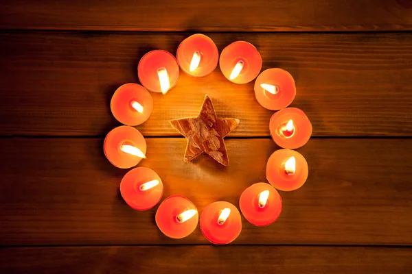 Chirstmas świece koło nad drewna i symbol — Zdjęcie stockowe