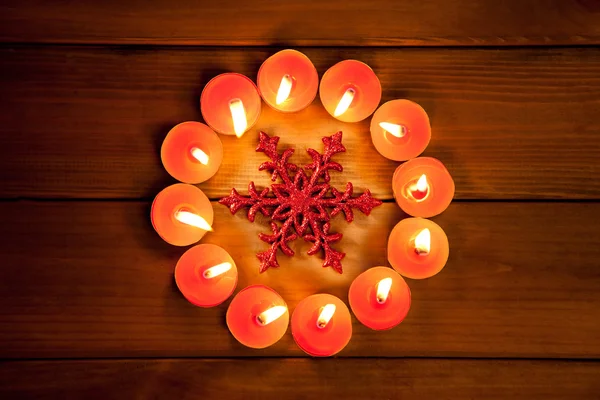 Рождественские свечи кружатся над деревом и символом — стоковое фото