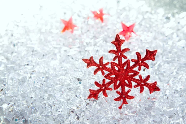 Jul röda snöflinga på vintern is — Stockfoto