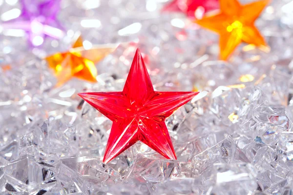 Natal estrela de vidro vermelho no gelo de inverno — Fotografia de Stock