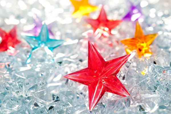 Christmas red glass star on winter ice — Stockfoto