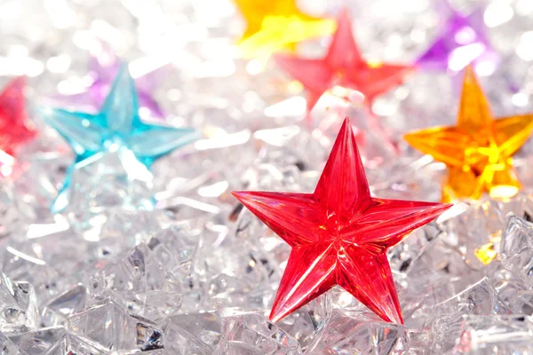Christmas red glass star on winter ice — Stockfoto