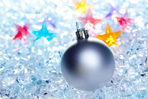 Kerstballen zilveren op winter ijs — Stockfoto