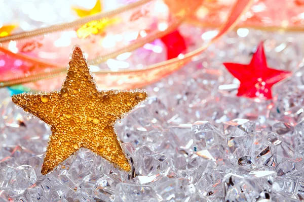 Jul stjärnor i isen bakgrund — Stockfoto
