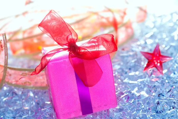 Ροζ δώρου Χριστουγέννων με κορδέλα χειμερινός πάγος — Φωτογραφία Αρχείου
