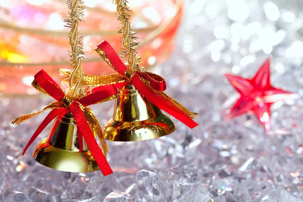 Boże Narodzenie golden bells ze Wstęgą czerwony — Zdjęcie stockowe