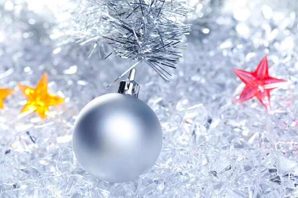 Navidad bolas de plata en el hielo de invierno — Foto de Stock