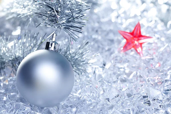 冬季冰上银色圣诞球 — 图库照片