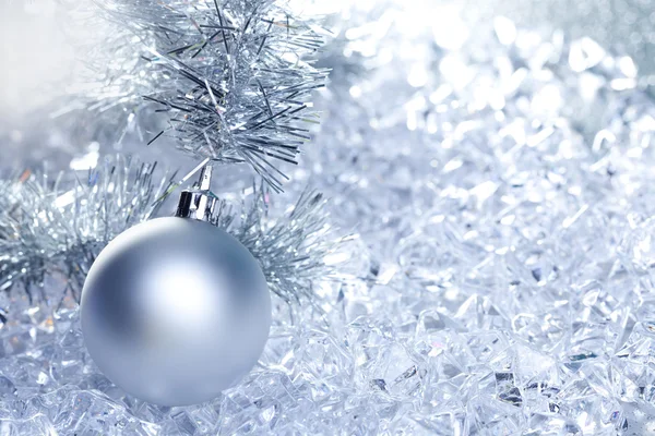 圣诞球银与明星冬季冰上 — 图库照片