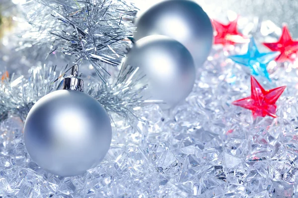 Kerstballen zilveren op winter ijs — Stockfoto