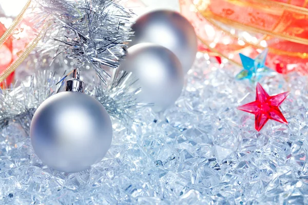 Navidad bolas de plata en el hielo de invierno —  Fotos de Stock