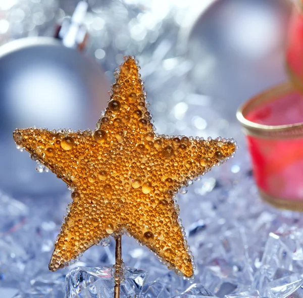 Natal estrela dourada símbolo prata bugigangas — Fotografia de Stock