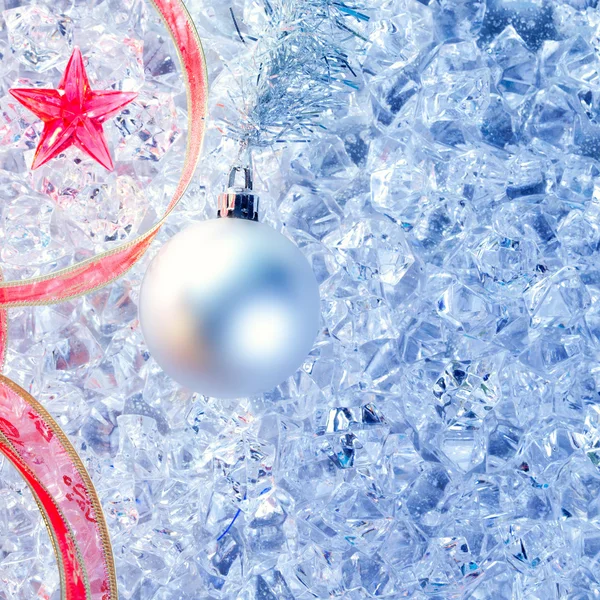 Різдвяна срібна вата та червона стрічка на льоду — стокове фото