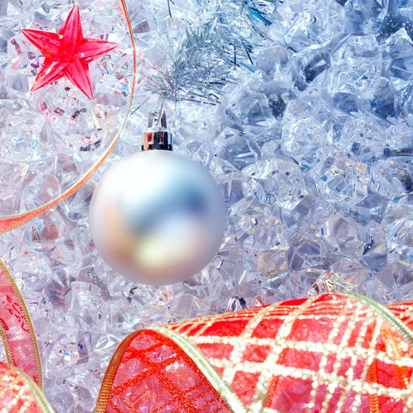 Noel gümüş biblo ve buz üzerinde kırmızı kurdele — Stok fotoğraf