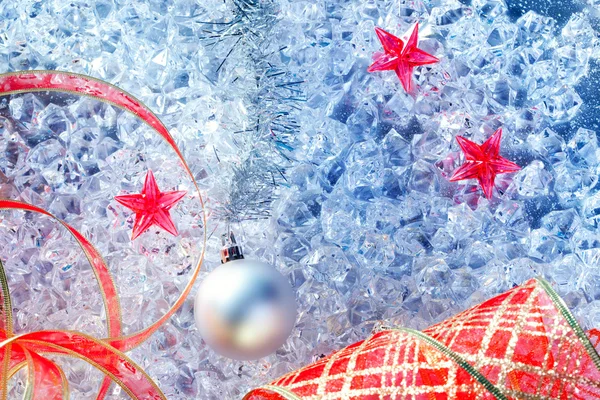 银色的圣诞摆设及冰上红丝带 — 图库照片