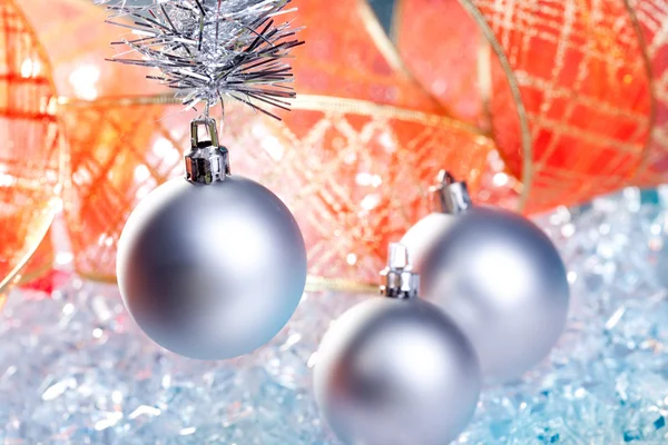 Zilveren kerstballen met rood lint op ijs — Stockfoto