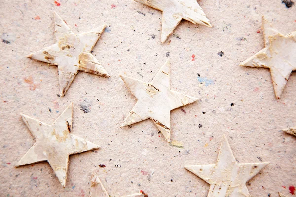 Estrellas de Navidad sobre fondo de papel reciclado — Foto de Stock