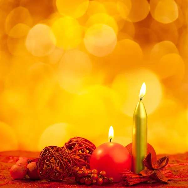 圣诞蜡烛符号与红叶 — 图库照片