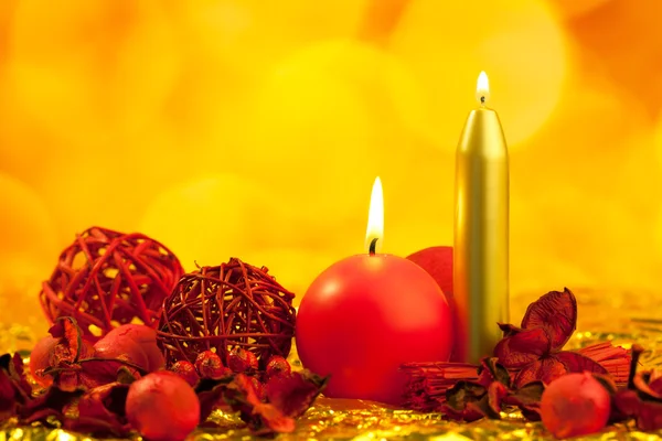 Bougies de Noël symbole avec des feuilles rouges — Photo