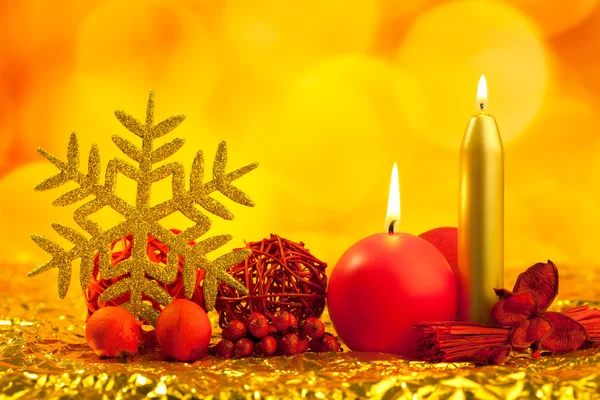Floco de neve dourado de Natal com velas vermelhas — Fotografia de Stock