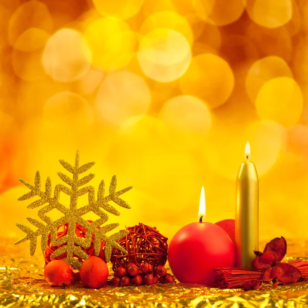 Kerstmis gouden sneeuwvlok met rode kaarsen — Stockfoto