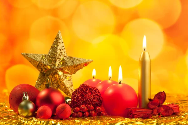 金色圣诞星与红蜡烛 — 图库照片