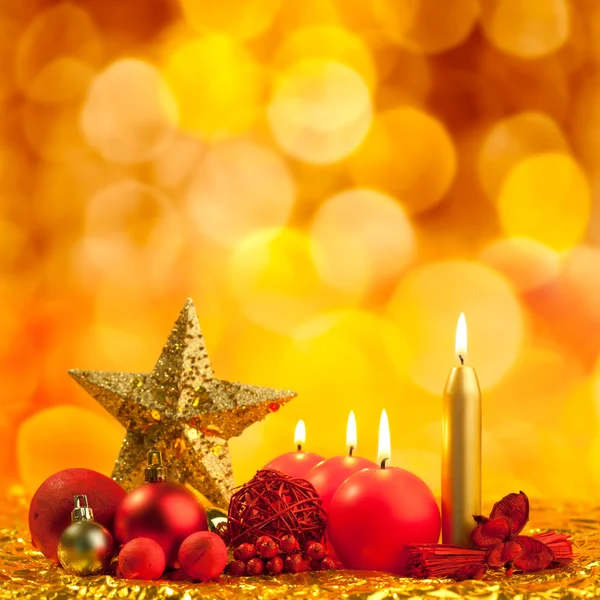 Natal estrela dourada com velas vermelhas — Fotografia de Stock