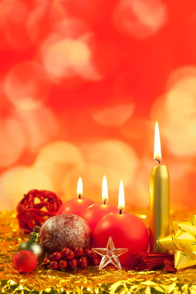 Velas vermelhas de Natal em luzes bokeh douradas — Fotografia de Stock