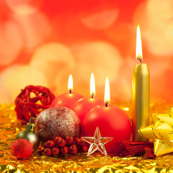 황금 bokeh 빛에 붉은 크리스마스 양 초 — 스톡 사진