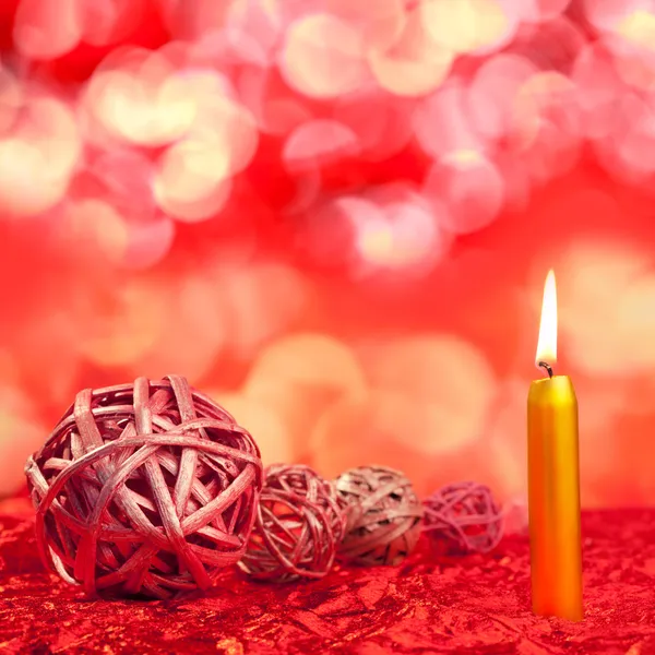 Candele di Natale con bagattelle secche su rosso — Foto Stock