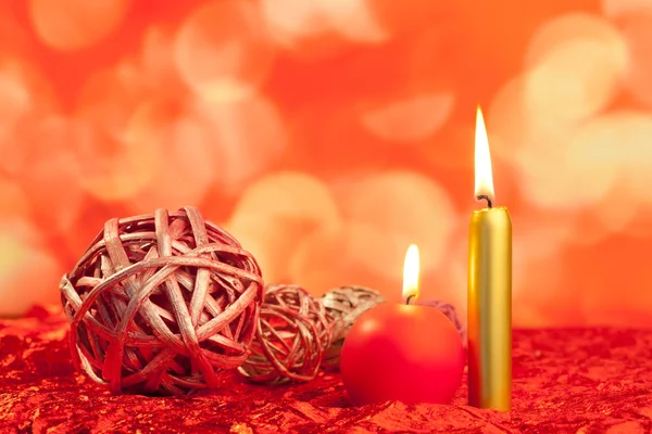 Bougies de Noël avec boules séchées sur rouge — Photo