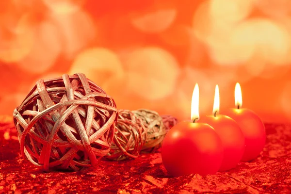 Χριστούγεννα κεριά με αποξηραμένα στολίδια στο κόκκινο — Φωτογραφία Αρχείου