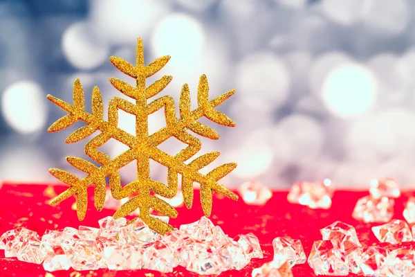 Floco de neve dourado de Natal em cubos de gelo — Fotografia de Stock