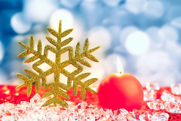 Natale fiocco di neve dorato su cubetti di ghiaccio — Foto Stock