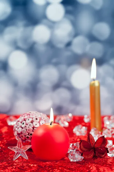 얼음 조각에 빨간 크리스마스 황금 초 — 스톡 사진