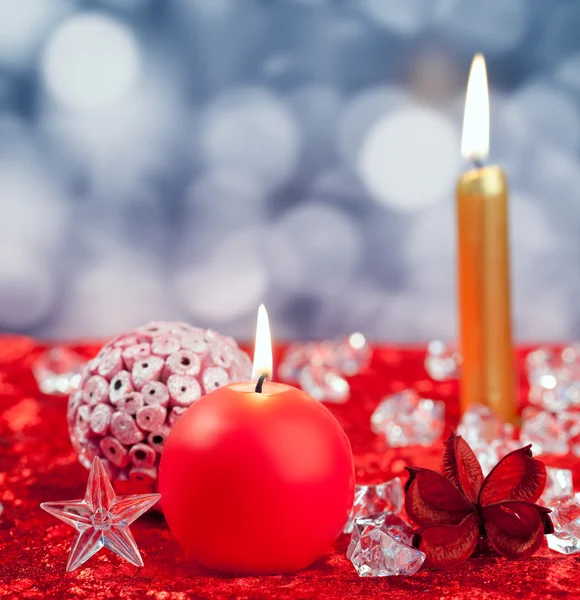 Boże Narodzenie czerwony złoty świece na kostki lodu — Zdjęcie stockowe