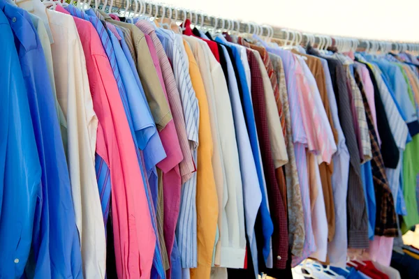 Μόδας πουκάμισο rack με πολύχρωμα ρούχα — Φωτογραφία Αρχείου