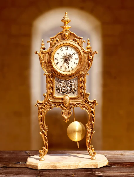 Antiguo reloj péndulo de latón dorado vintage — Foto de Stock