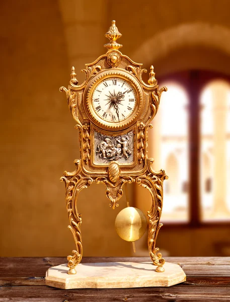 Antico orologio pendolo vintage in ottone dorato — Foto Stock