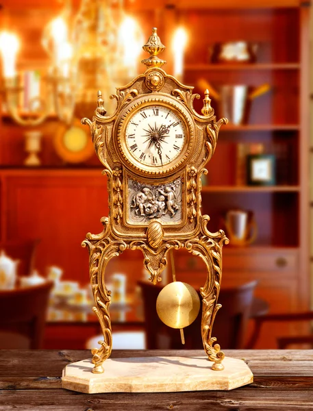 Древние винтажные медные маятниковые часы — стоковое фото