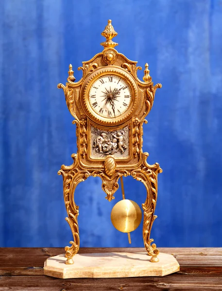 Antico orologio pendolo vintage in ottone dorato — Foto Stock