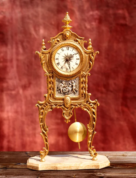 Древние винтажные золотистые маятниковые часы — стоковое фото