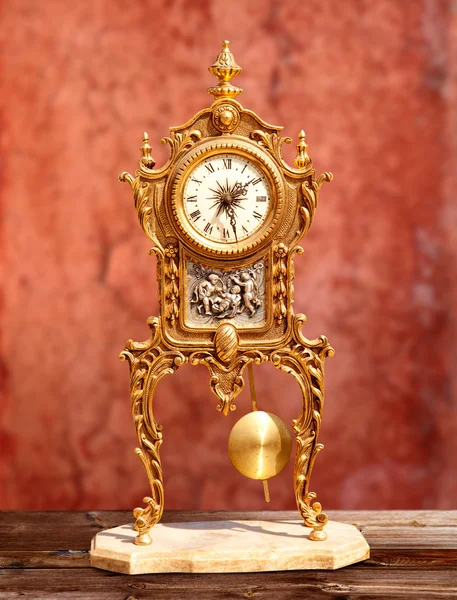 Antiguo reloj péndulo de latón dorado vintage — Foto de Stock