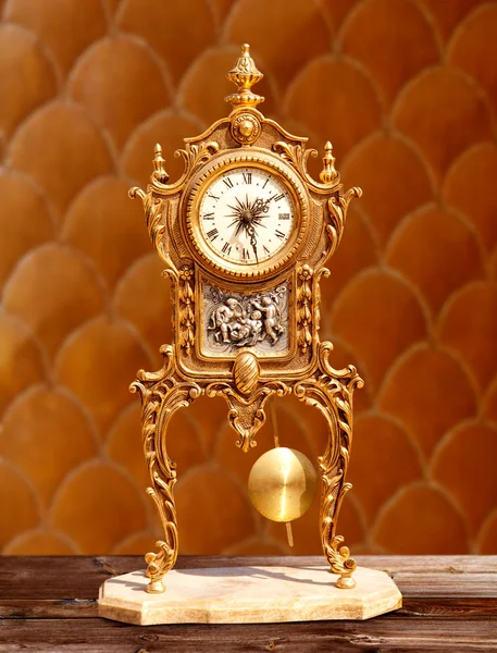 Древние винтажные золотистые маятниковые часы — стоковое фото