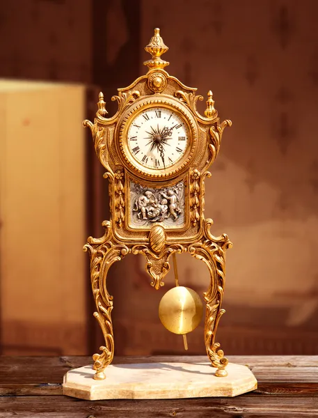 Starověké ročník zlaté mosazné kyvadlové hodiny — Stock fotografie