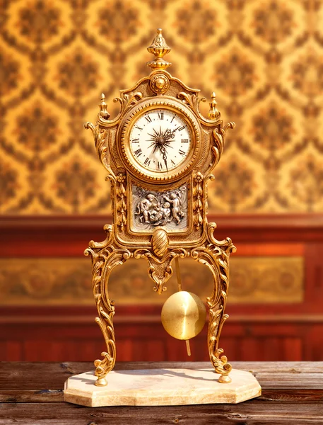 Ancient vintage brass pendulum clock — Zdjęcie stockowe