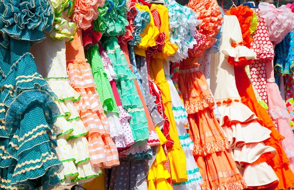 Vestidos ciganos coloridos em rack pendurado na Espanha — Fotografia de Stock