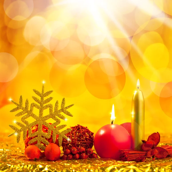 Різдвяний золотий сніжинка з червоними свічками — стокове фото